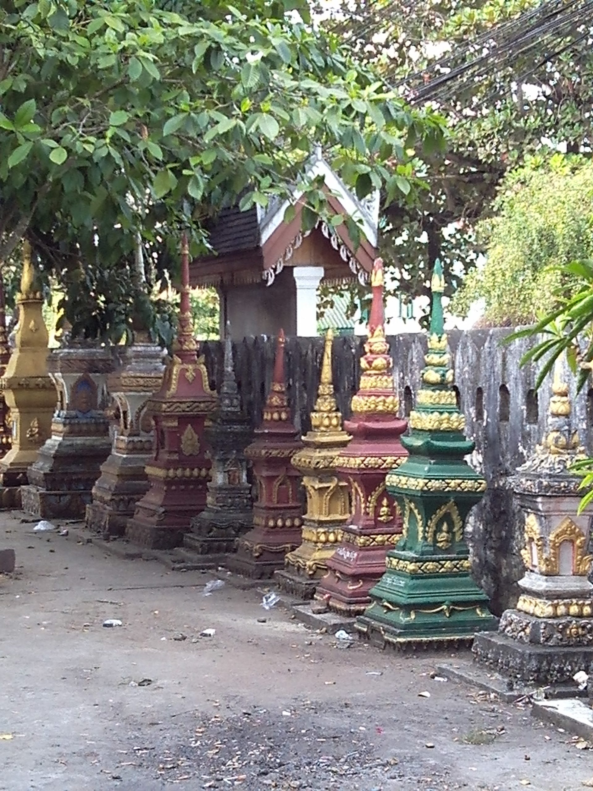 Wat Apham multiple stupas